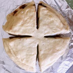 
取中间直径的地方切一刀。

小窍门

刀片加热抹油，这样子切起来面片不会粘住。切好取刀时动作要小心，慢一点。不然层次会不好，会有粘连哒。

切面团时离圆心要有一两厘米距离，不要从中心开始全部切哦。

在另一边，用同样的方法，沿着直径切一刀。注意不要切得连起来。

将面团切成四等份。
