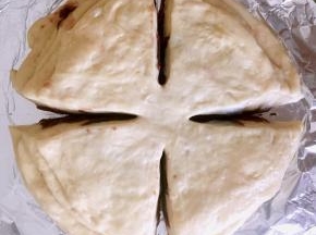 
取中间直径的地方切一刀。

小窍门

刀片加热抹油，这样子切起来面片不会粘住。切好取刀时动作要小心，慢一点。不然层次会不好，会有粘连哒。

切面团时离圆心要有一两厘米距离，不要从中心开始全部切哦。

在另一边，用同样的方法，沿着直径切一刀。注意不要切得连起来。

将面团切成四等份。
