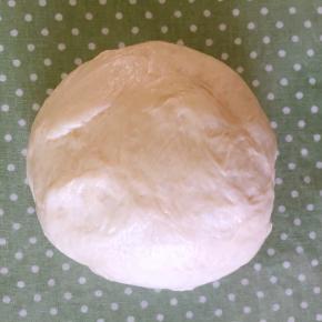 将面团在桌面上按压几下，排气，揉圆。