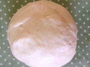 将面团在桌面上按压几下，排气，揉圆。