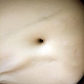 面团第二天的状态就是戳一个洞，不回缩。
当天发酵的状态也到这个程度就可以。