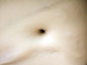 面团第二天的状态就是戳一个洞，不回缩。
当天发酵的状态也到这个程度就可以。