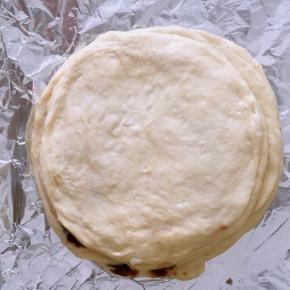 一层面片一层豆沙，一层一层垒起来。
最后一片面片盖上后醒发十分钟。