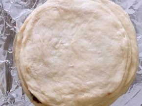 一层面片一层豆沙，一层一层垒起来。
最后一片面片盖上后醒发十分钟。