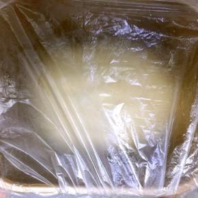 包上保鲜膜，放入冰箱醒发到早上。发酵太快的面团容易空洞，所以我习惯晚上做好面团早上做。

如果当天做的话可以依照天气温度醒发面团，2.5倍大就可以。

面团最好的发酵温度是28-29度，湿度是70%-75%。

天热发酵一定要盖湿毛巾。