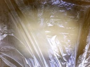 包上保鲜膜，放入冰箱醒发到早上。发酵太快的面团容易空洞，所以我习惯晚上做好面团早上做。

如果当天做的话可以依照天气温度醒发面团，2.5倍大就可以。

面团最好的发酵温度是28-29度，湿度是70%-75%。

天热发酵一定要盖湿毛巾。