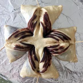 同样的方法做完四片叶子。

全部做好的样子。

因为我没有模具固定，所以用的牙签固定，这样子发酵时不会出现面片分裂。