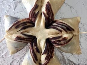 同样的方法做完四片叶子。

全部做好的样子。

因为我没有模具固定，所以用的牙签固定，这样子发酵时不会出现面片分裂。