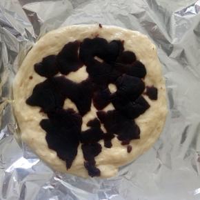 按照喜好加入豆沙馅儿。

豆沙尽量不要铺满整个面片，靠近外围的地方留个一两厘米，为了接下来制作时不露馅儿。