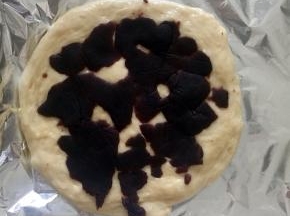 按照喜好加入豆沙馅儿。

豆沙尽量不要铺满整个面片，靠近外围的地方留个一两厘米，为了接下来制作时不露馅儿。