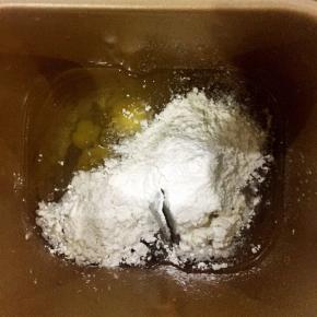 称重：按照先放液体再加面粉的步骤，先拍一个大鸡蛋，然后加入液体，一共160克。筛入260克高粉，高粉要盖住液体部分。

在高粉中挖一个小洞，加入酵母，盖住。在两个角落分别加入盐和糖。

我揉面使用的是面包机，两个mix程序。