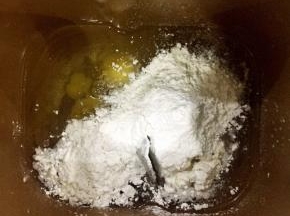 称重：按照先放液体再加面粉的步骤，先拍一个大鸡蛋，然后加入液体，一共160克。筛入260克高粉，高粉要盖住液体部分。

在高粉中挖一个小洞，加入酵母，盖住。在两个角落分别加入盐和糖。

我揉面使用的是面包机，两个mix程序。