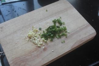 取一个碗，加入辣椒油（辣椒油是菜籽油和二荆条辣椒炼制的，混合了很多香料炸出来的，所以辣椒油已经非常香的了）舀一坨猪油，适量盐，生抽，香陈醋，花椒粉