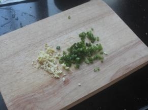 取一个碗，加入辣椒油（辣椒油是菜籽油和二荆条辣椒炼制的，混合了很多香料炸出来的，所以辣椒油已经非常香的了）舀一坨猪油，适量盐，生抽，香陈醋，花椒粉