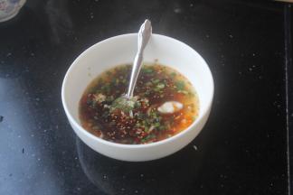 取一些面汤倒碗里