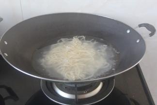水开后放面条下去煮，期间用筷子多划动以免粘锅