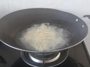 水开后放面条下去煮，期间用筷子多划动以免粘锅