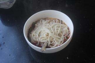 面条煮至七八分熟就要赶紧夹出来了