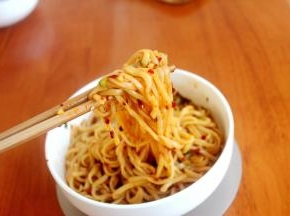 马上赶紧拌开，不然会粘在一坨