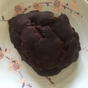 醒发期间取出豆沙，回一下温。

我的豆沙是前些天自己炒制做蛋黄酥多下来的，方子是500克豆沙隔夜泡制一倍上下大，状态是捏手里能将外衣捏下。加入少量的水蒸一个小时，加入冰糖适量。蒸好的豆沙放入料理机打碎，然后取出放入平底锅，一边加入油一边炒，这个挺费时间，要一直盯着豆沙馅儿的状态，慢慢加入油，最后炒好的豆沙馅儿是成块不粘勺的。

嫌麻烦的可以买现成的。