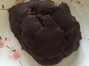 醒发期间取出豆沙，回一下温。

我的豆沙是前些天自己炒制做蛋黄酥多下来的，方子是500克豆沙隔夜泡制一倍上下大，状态是捏手里能将外衣捏下。加入少量的水蒸一个小时，加入冰糖适量。蒸好的豆沙放入料理机打碎，然后取出放入平底锅，一边加入油一边炒，这个挺费时间，要一直盯着豆沙馅儿的状态，慢慢加入油，最后炒好的豆沙馅儿是成块不粘勺的。

嫌麻烦的可以买现成的。