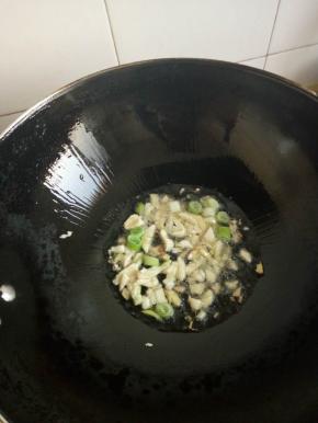 热锅入油先炒香作料