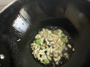 热锅入油先炒香作料