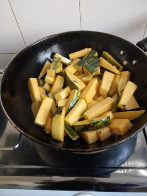 再倒入南瓜翻炒