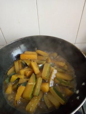 加入适量的水加盖煮一会