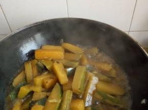 加入适量的水加盖煮一会