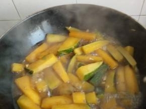 加入酱油和盐入味，烫汁收一会南瓜熟了就好