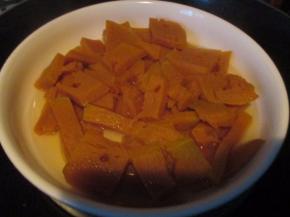 把南瓜切块后放进锅里蒸熟