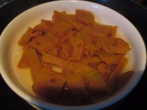 把南瓜切块后放进锅里蒸熟