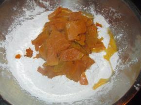 然后把糯米粉放进盆子里，倒入蒸好的南瓜