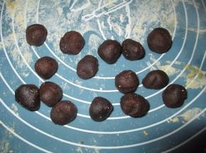 把豆沙搓成小球