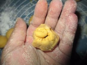 周边慢慢的往中间收紧