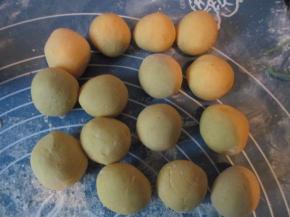 把面团分成小团后也搓圆