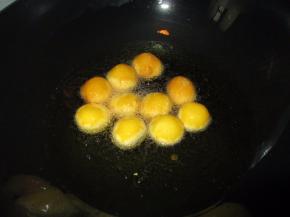 起油锅，加入南瓜圆子