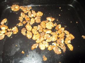 把核桃放进烤盘里，用180度烤三四分钟取出待用