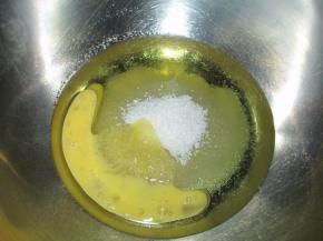 把植物油、打散的鸡蛋液、糖倒进盆子里