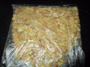 把冷却后的核桃放进保鲜袋里压碎