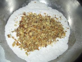 把面粉和泡打粉、小苏打混合均匀后再加入核桃碎