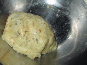 把混合好后的面粉倒入第四步的油里，用手揉成面团。