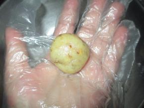 取一小块面团在手里，搓成小圆球。