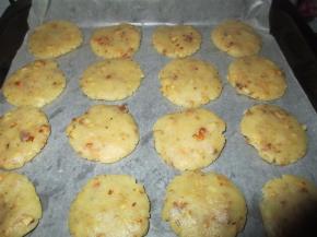 在烤盘上将圆球压扁，