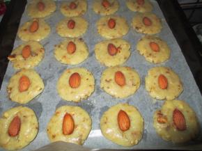 在中间按上一颗杏仁果