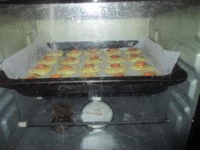 烤箱预热180度，烤盘放进去烤15分钟左右即可