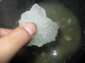 再加入老冰糖一块