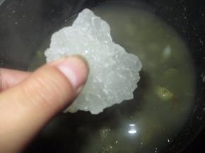 再加入老冰糖一块