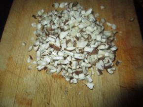 把香菇洗净后切成小丁